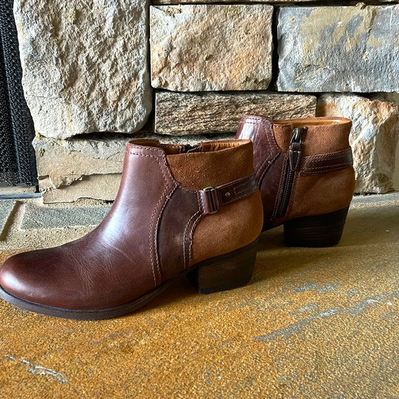 CLARKS - WOMENS MAYPEARL LILAC LOW BOOT - Picture 10 of 11